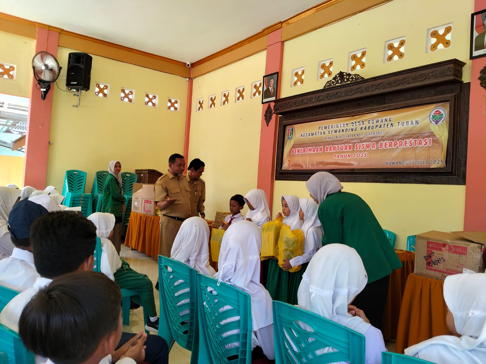 Dorong Peningkatan SDM, Kades Kowang Salurkan DD Untuk 69 Siswa Berprestasi