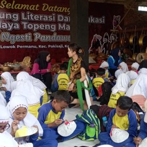 SD Negeri Tasikmadu 1 Belajar Literasi Topeng Malangan di Lowok Permanu