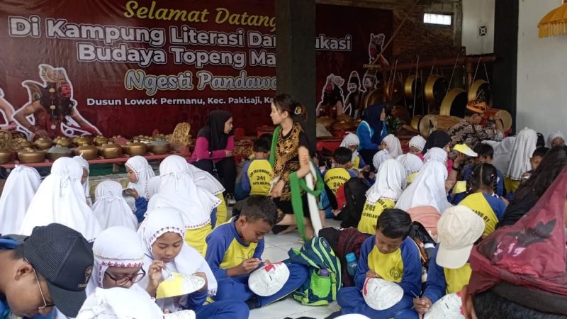 SD Negeri Tasikmadu 1 Belajar Literasi Topeng Malangan di Lowok Permanu