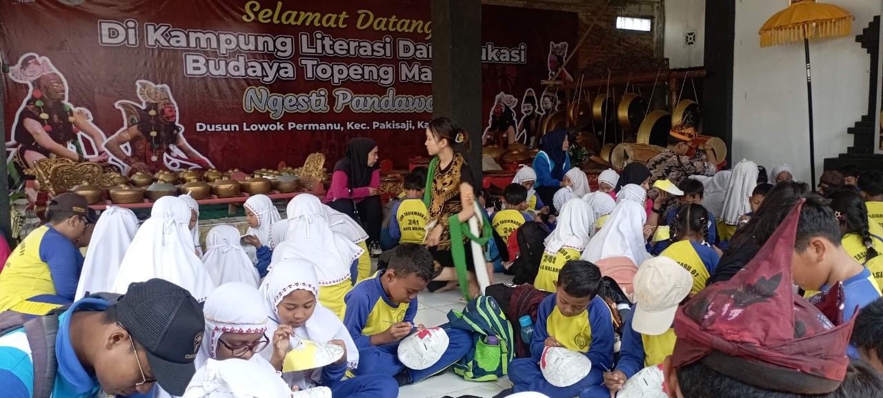 SD Negeri Tasikmadu 1 Belajar Literasi Topeng Malangan di Lowok Permanu